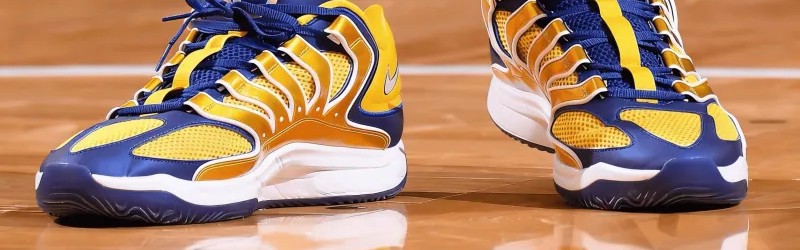 开云入口-西亚卡姆穿着蓝金色KD18，空砍32分10篮板4助攻