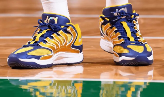 开云入口-西亚卡姆穿着蓝金色KD18，空砍32分10篮板4助攻