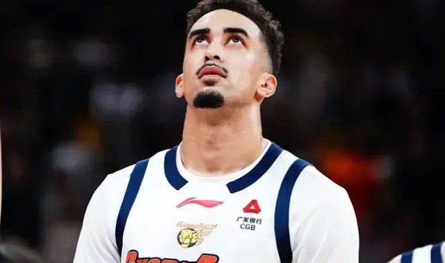 开云登录-奎因全场出战19分钟，投篮13中4得到12分5篮板2助攻2抢断